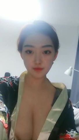 高颜值巨乳短发妹子露逼诱惑 白皙诱人大奶近距离特写逼逼非常粉嫩 很是诱惑喜欢不要错过