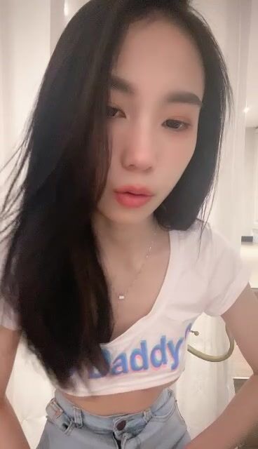 极品美女 修长美腿细腰，脱衣舞诱惑，多毛骚逼自慰，超近视角特写，双指扣入水很多