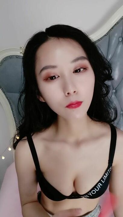 ❤️奶昔名模辣辣❤️：我要把这边阴毛拔秃，啊啊好疼，170、体重八十来斤，耐看型的少妇，大秀甩奶，看逼逼！