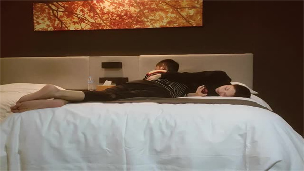 新人探花二号选手酒店约操气质少妇撩起裙子吸吮奶子